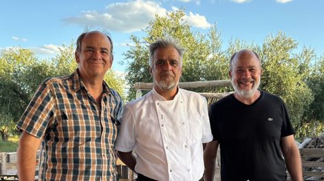 El chef Hernán Taiana pone el foco en las carnes a la parrilla, con ingredientes frescos de la huerta propia de la bodega.(Foto: Los Andes)
