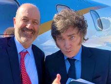 Federico Sturzenegger junto a Javier Milei. Foto archivo