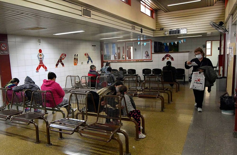 Guardia del hospital Pediátrico Humberto NottiLa Asociación de los Trabajadores del Estado, a cargo de Roberto Macho, anunció esta mañana, en el Hospital Notti, Jornada de Paro y Movilización de Actividades para la jornada de mañana.Foto: Orlando Pelichotti