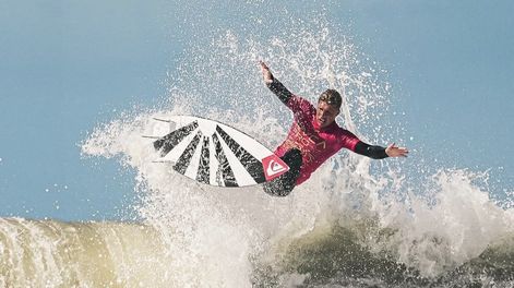 SURF. &nbsp;A Passeri le dio tiempo también para jugar al tejo mientras esperaba a sus rivales.