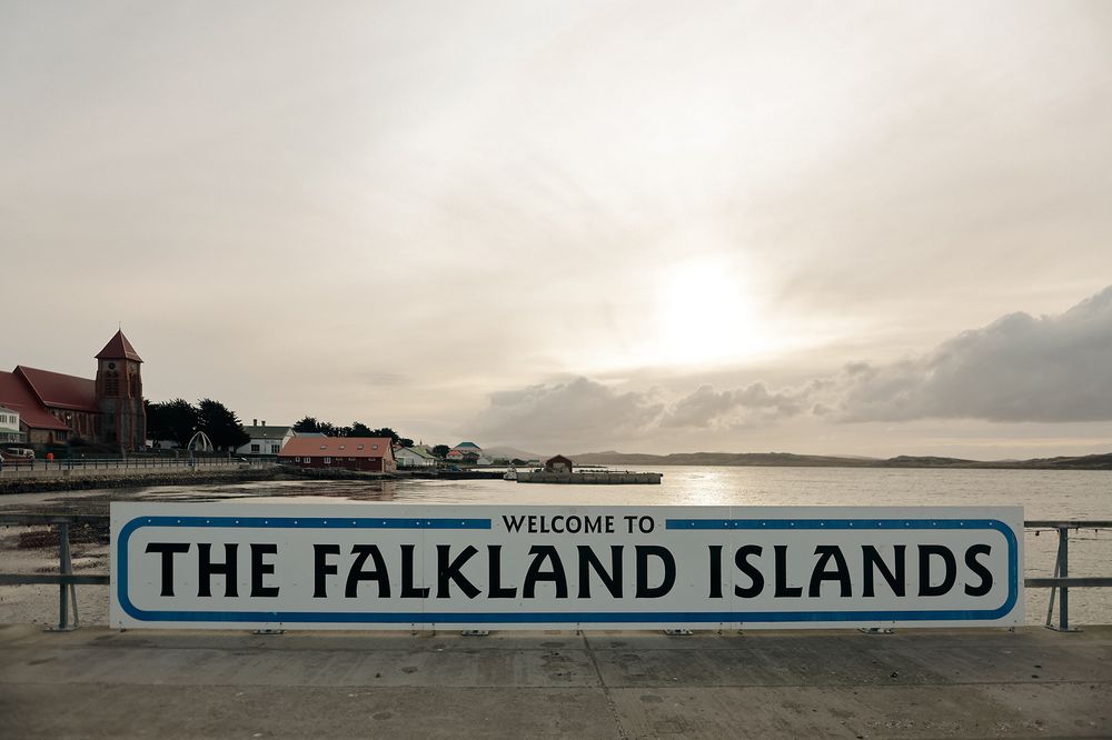 Un cartel da la bienvenida a "The Falkland Islands" en Puerto Argentino.