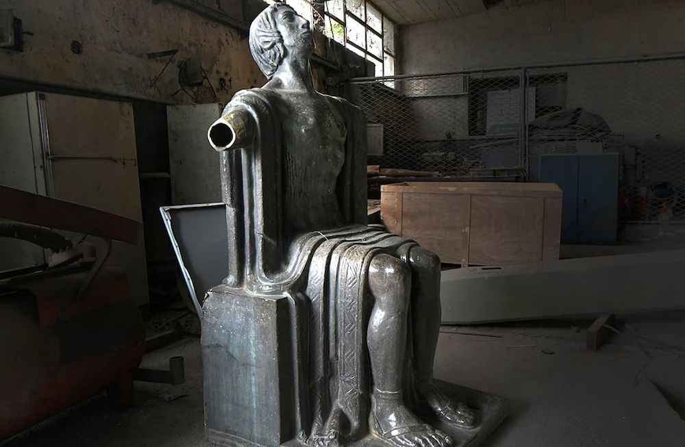 La imponente escultura de bronce sufrió la amputación de sus dos brazos. Se cree que fueron robados para vender el metal. Buscarán un sitio con más seguridad. | Foto : Orlando Pelichotti / Los Andes