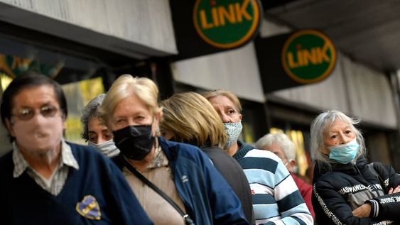 26 de abril 2022 Mendoza  SociedadEsperas interminables en Banco de la Nación ArgentinaPor disposición de la Administración Nacional de la Seguridad Social (Anses), los bancos no volvieron a exigir el trámite de supervivencia (“ Fe de vida para jubilados ”) a los jubilados y pensionados para que cobren sus haberes. Y en muchos casos, deben hacerlo de manera mensual.Foto: Orlando Pelichotti / Los Andes