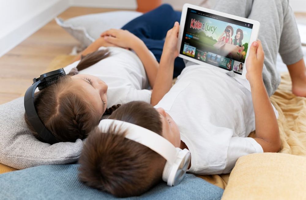 Niños y la interacción con  las pantallas. (Freepik)