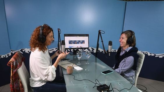 La periodista Alejandra Vargas junto a Laura Yofe en Los Andes Streaming. / Foto: Claudio Gutiérrez