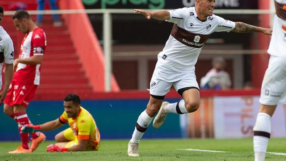 Matías Tissera anotó su cuarto tanto en el torneo. Todos como visitante: GELP, Banfield, Estudiantes y esta tarde en Santa Fe. (Prensa Platense)