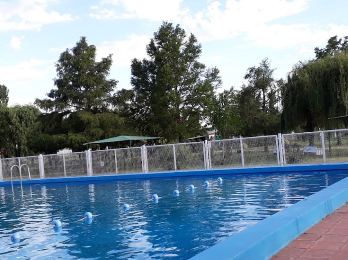 El menor sufrió un principio de ahogamiento, por lo que se desvaneció y, pese a los intentos de reanimación en centros médicos, falleció en la tarde del martes. Foto: Street View