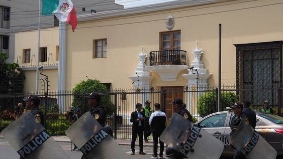 Embajada de México en Lima, Perú, custodiada por la policía luego de que se expulsara al embajador mexicano, quien tiene 72hs para abandonar el país.