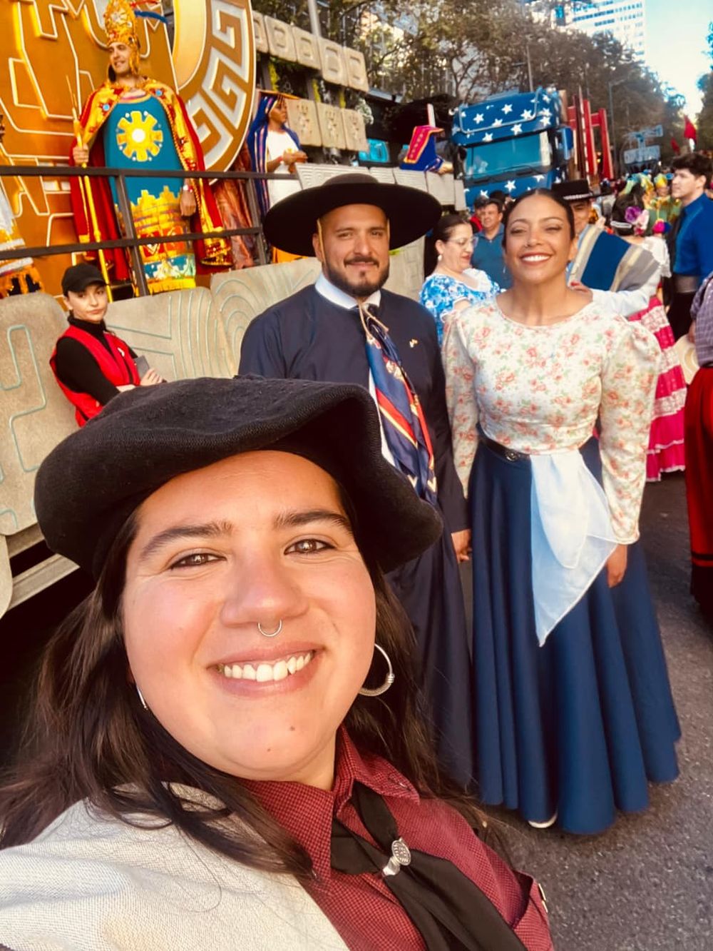 Equipo completo: Fiama Castillo acompaña a Carla y Alejandro en el festival Danzando por la Hispanidad 2025.