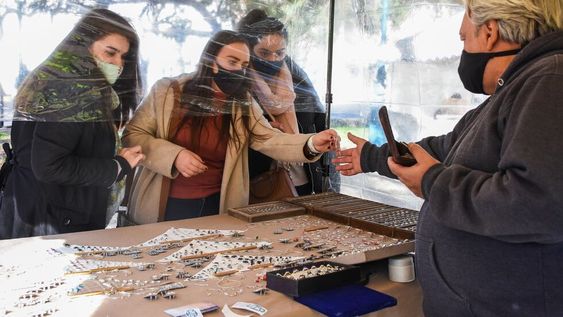 Quienes venden sus artesanías debieron adaptarse al cierre del paseo y rebuscársela con otros trabajos para vivir. Foto: Mariana Villa / Los Andes