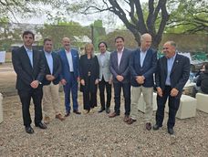Junto a otras autoridades, el ministro de Producción, Rodolfo Vargas Arizu participó en el almuerzo de los Productores que se realizó en la sede del INTA, en Luján de Cuyo.&nbsp;