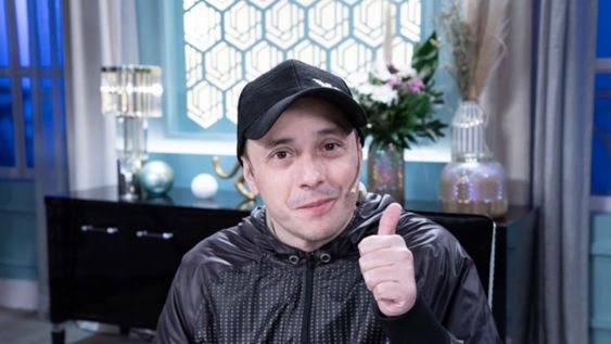 El cantante se suma a la renovada programación de la histórica AM 630, que este año también incluyó entre sus conductores a Luis Majul y Jonatan Viale.