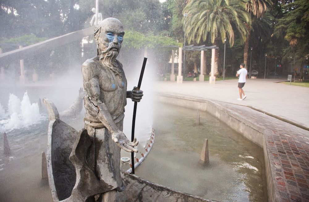 Vandalizaron obra realizada por el escultor Orlando Leytes, en homenaje a Dante Alighieri y su libro La Divina Comedia, a menos de dos meses de inaugurada en la Plaza Italia.