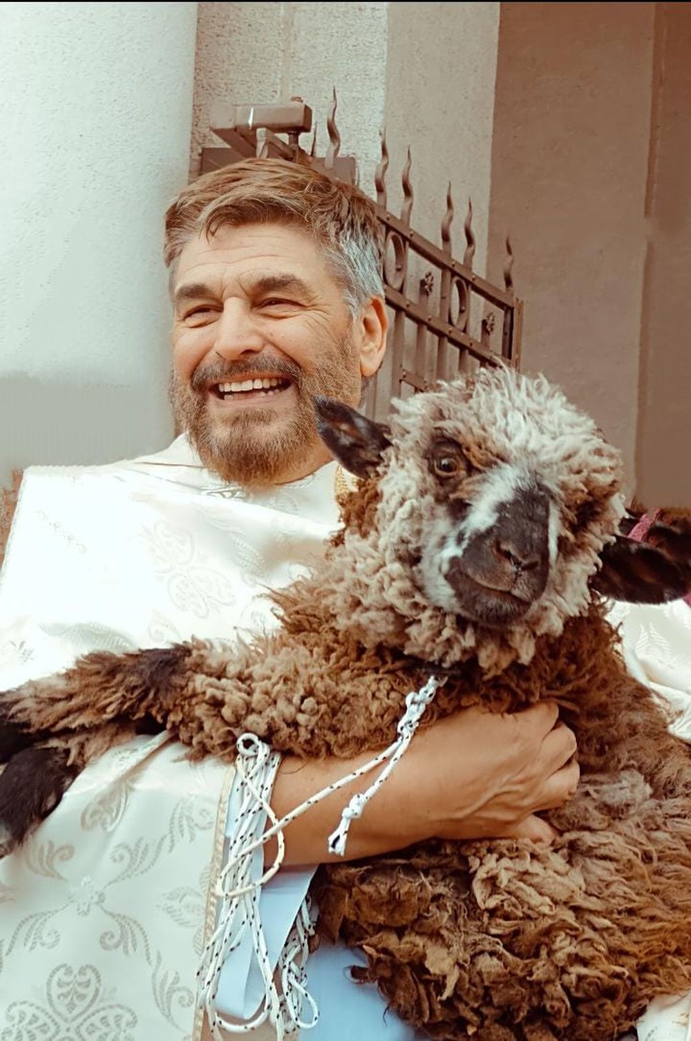 El exorcista que lleva más de 20.000 casos: historias entre vómitos extraños, levitaciones y 