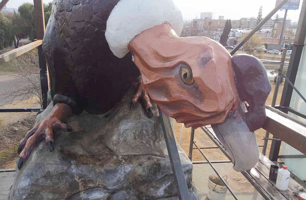 Restauración del monumento al Cóndor andino, ubicado en la intersección de Acceso Este y Acceso Sur de Guaymallén, donde el cóndor perdió su cabeza durante una tormenta de granizo.Los escultores ya colocaron la cabeza y están en los últimos retoques al monumentoFoto: José Gutierrez / Los Andes