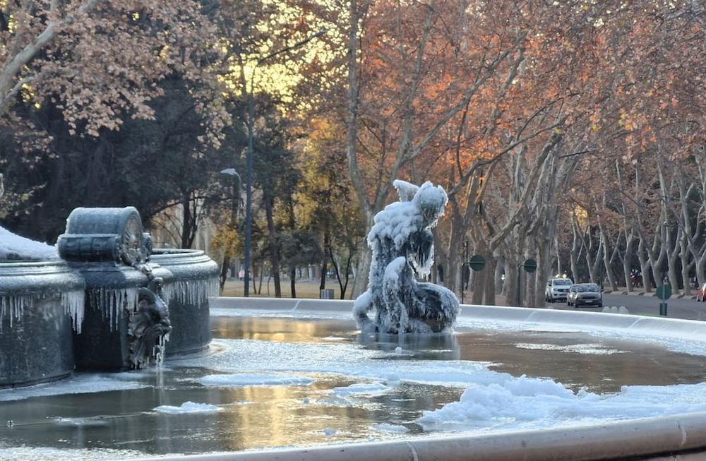 La Fuente de los Continentes amaneció el lunes congelada en el medio de la histórica ola polar en Mendoza. / Foto gentileza Ayrton Peyrille