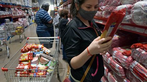 Un estudio muestra cómo la suba en el caso de una canasta de alimentos que incluya opciones más saludables ha subido por encima del valor de la CBA. Foto: Orlando Pelichotti / Los Andes
