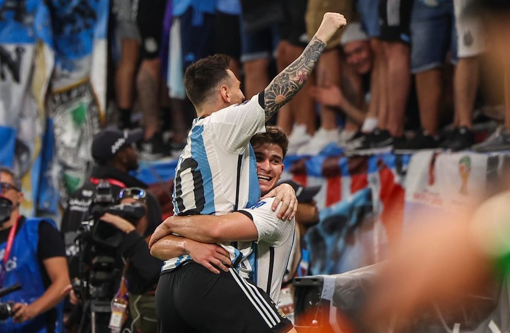 Al Rayyan (Qatar), 03/12/2022.- Julian Alvarez of Argentina celebrates with his teammate Lionel Messi (L) after scoring his teams second goal during the FIFA World Cup 2022 round of 16 match between Argentina and Australia, Ahmed bin Ali Stadium, in Al Rayyan, Qatar, 03 December 2022. (Mundial de Fútbol, Catar) EFE/EPA/JOSE SENA GOULAO