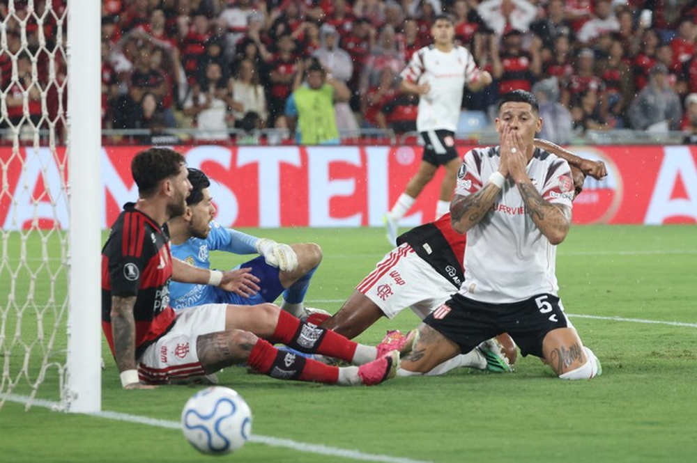 Tras quedar eliminado, Flamengo present&oacute; ante la Conmebol un reclamo por la inclusi&oacute;n de Marcos Rojo en la semifinal de Copa Libertadores ante Estudiantes.&nbsp;