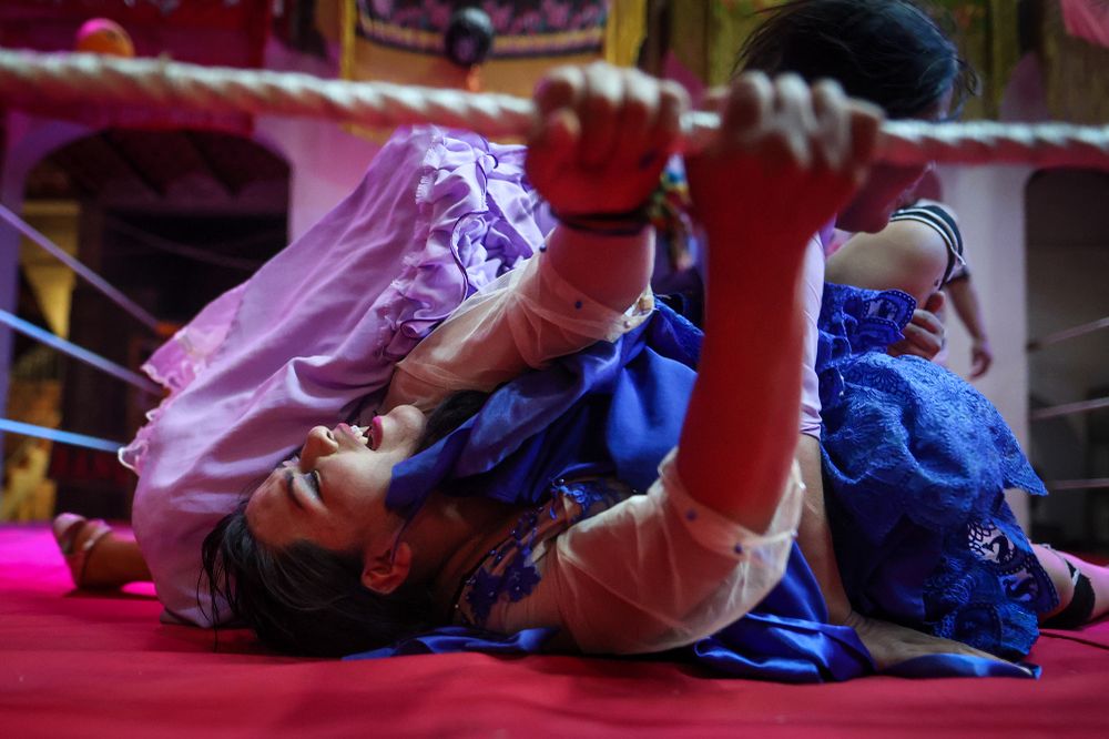 Las peleas de cholitas (mujeres de pollera) son un espectáculo cultural y deportivo muy conocido, mezcla de lucha libre, turismo y tradición aimara. Son combates inspirados en la lucha libre mexicana y el catch boliviano. Combinan acrobacias, humor, actuación y una narrativa donde muchas veces la cholita lucha contra 'el abusivo' o 'el villano'. 