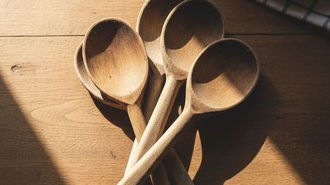 Reciclá la cuchara de madera vieja del cajón de tu cocina y convertila en este adorno para la mesa de Navidad