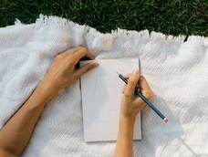 cuando la mano piensa: por que escribir a mano sigue siendo importante en la adultez