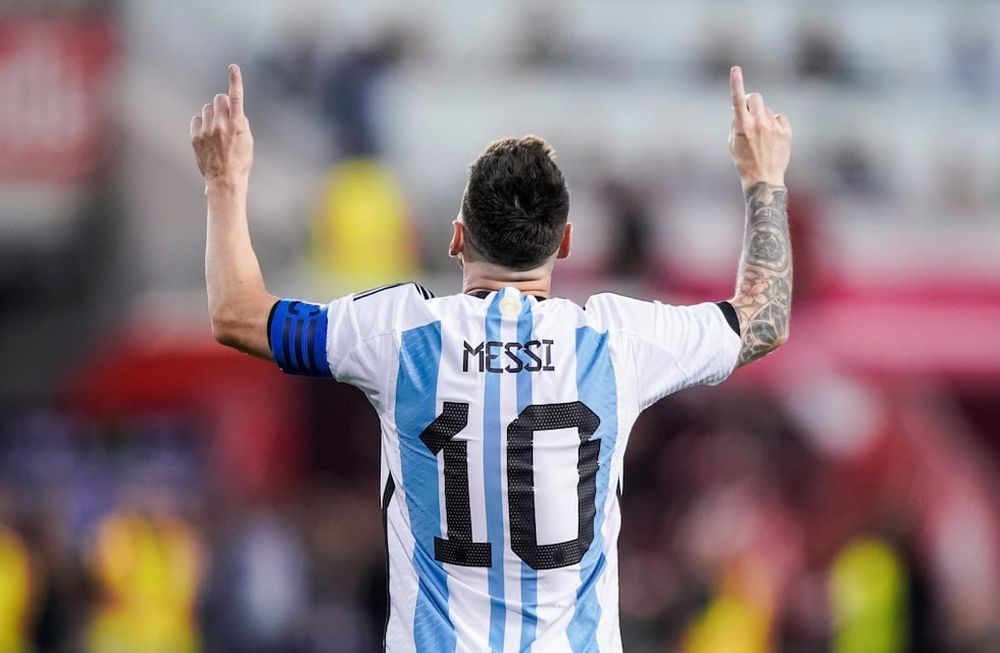 Lionel Messi y su clásico festejo con los dedos índices apuntando al cielo. Que se repita muchas veces en Qatar. (AP)