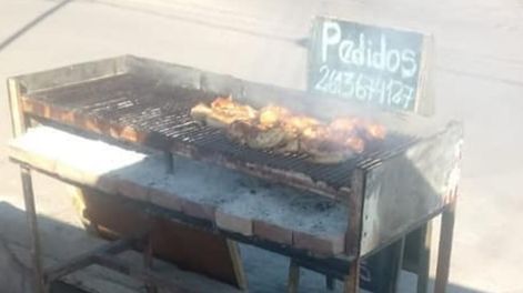 Los Andes | Durante la noche de este martes, una gran parrilla y toda su estructura fueron robadas en el barrio Jazmín (Luzuriaga). Sus dueños son una familia que vive de la venta de pollo a la parrilla los fines de semana, por lo que piden ayuda para recuperarla.