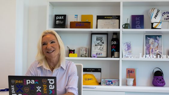Alexia Keglevich. Con más de 30 años de experiencia en la industria, marcó un antes y un después en la asistencia al viajero