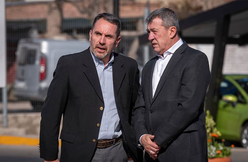 Martín Marinucci, presidente de Trenes Argentinos junto a Gabriela Lizana, representante de la Secretaría de Producción de la Nación, realizaron la comprobación del estado de las vías y el análisis de futuras reparaciones para lograr la puesta en funcionamiento del tren de pasajeros de Mendoza.Foto: Ignacio Blanco / Los Andes