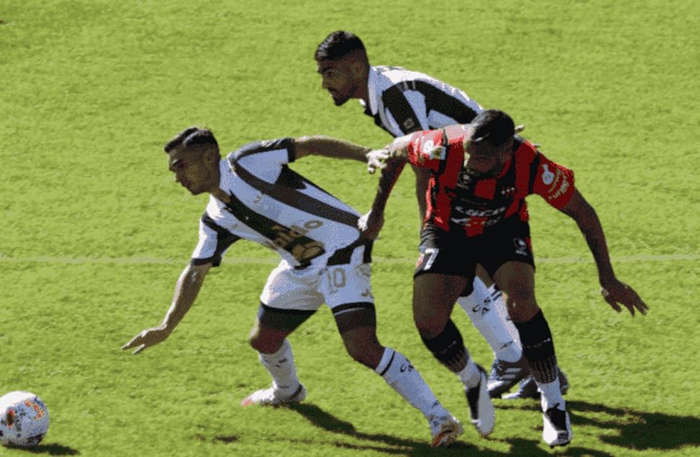 El conjunto de Delfino derrotó a los de Sciacqua por 1-0, con gol de Garay. El Verde tenía una mínima esperanza de clasificar, pero ya será imposible. / Gentileza.
