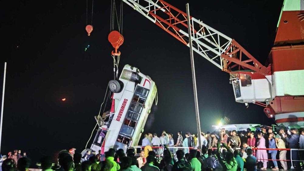 Así sacaron el colectivo del río tras hundirse 24 metros