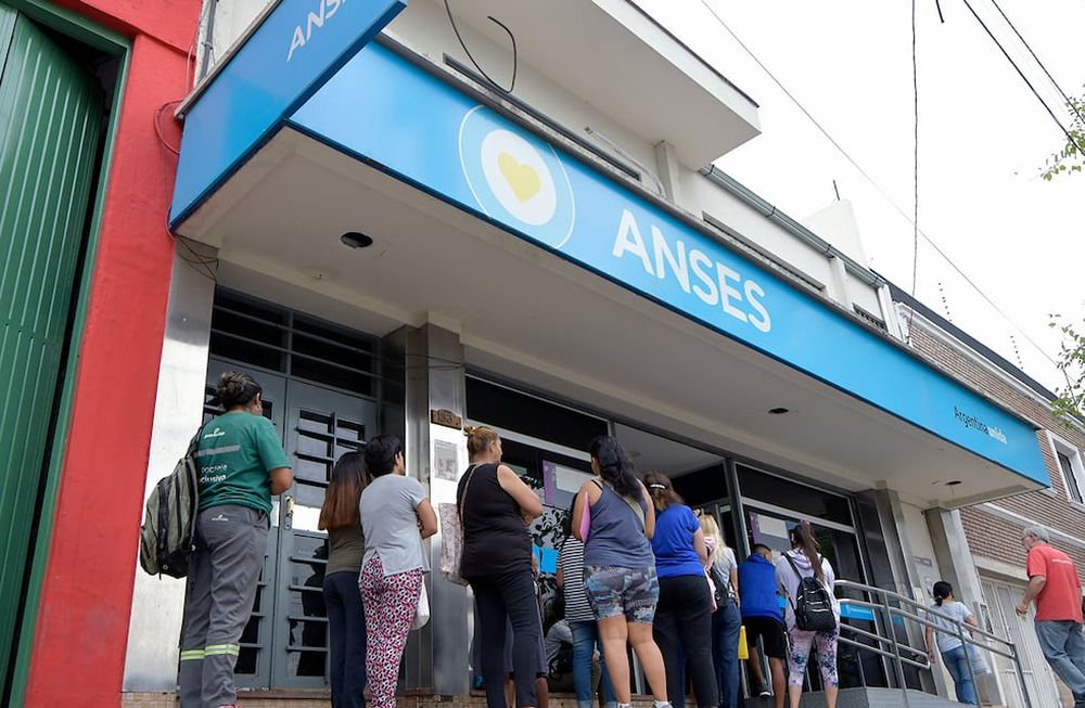 Algunas oficinas de la Administración Nacional de la Seguridad Social (Anses) atenderán los sábados a quienes quieran iniciar el trámite del Plan de Pago de Deuda Previsional. Foto: Orlando Pelichotti / Los Andes