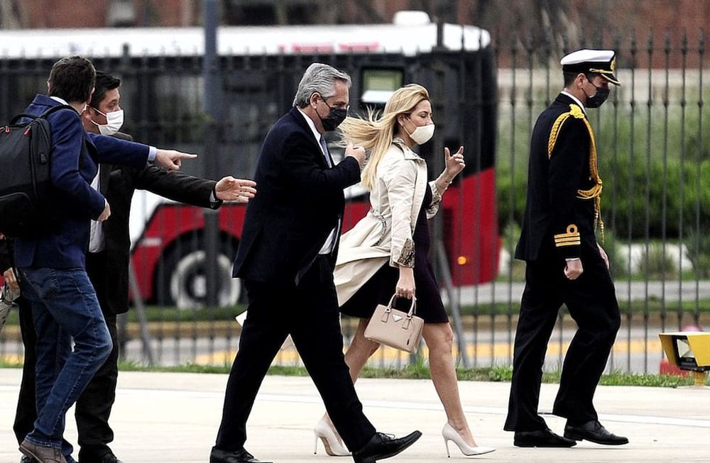 El presidente Alberto Fernandez llega a la casa rosada junto A Fabiola Yañez el dia despues de la derro ta en las PASO. (Federico Lopez Claro/La Voz)