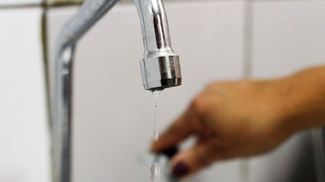 Cortes de agua en Mendoza tras una crecida en Alta Montaña que afectó la turbidez: qué zonas afecta.