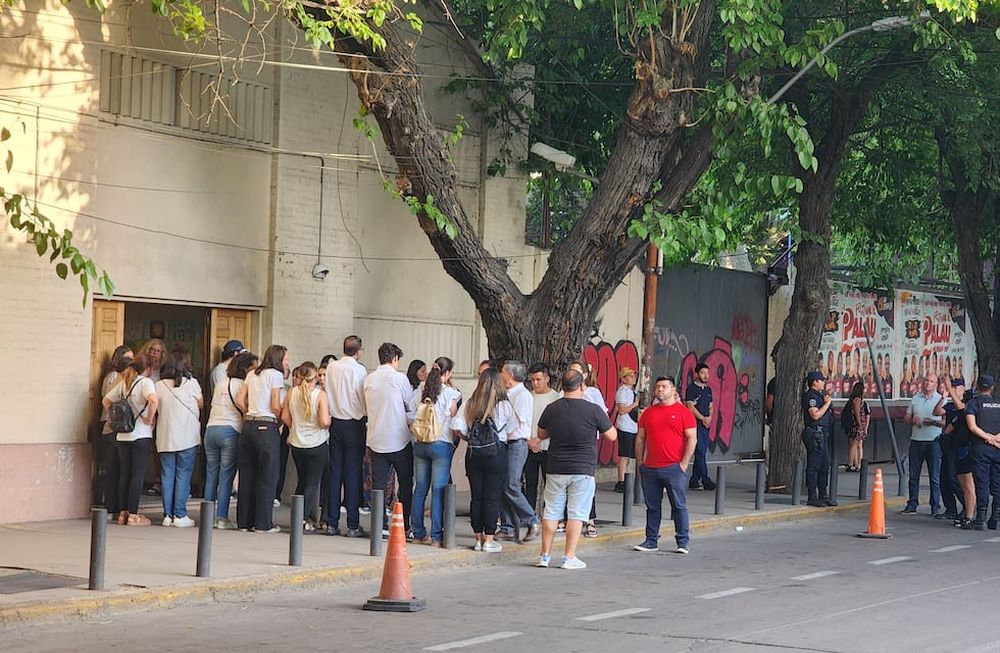 Inés Tessi, Superiora General de la Congregación de las Hermanas Esclavas del Corazón de Jesús, acompañó a las familias que arribaron esta tarde desde Córdoba - Foto Los Andes