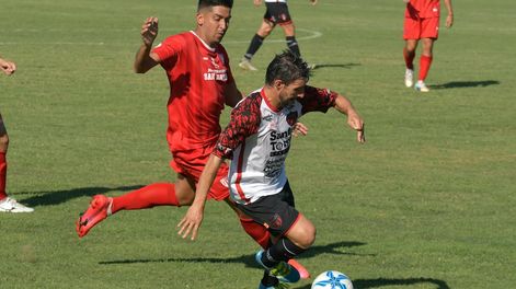 PARIDAD. Nico Aguirre, de FADEP, deja en el camino a Jorge Velázquez, y encara. En Russell fue un tiempo para cada uno. Foto: Orlando Pelichotti