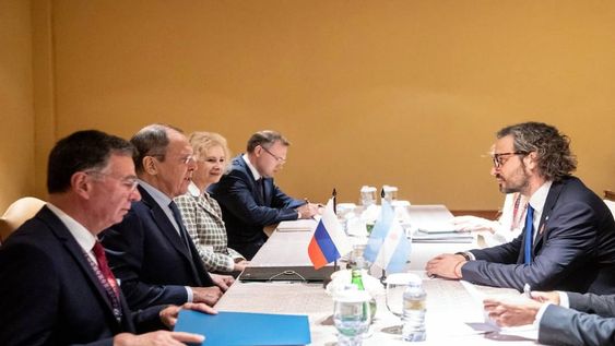 Cafiero mantuvo una reunión bilateral con el ministro de Asuntos Exteriores de la Federación de Rusia, Serguéi Lavrov, a quien le pidió el cese del fuego contra Ucrania.