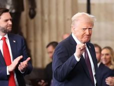 El vicepresidente estadounidense, J.D. Vance (izq.), aplaude los gestos del presidente estadounidense, Donald Trump, el día de su toma de posesión presidencial en la rotonda del Capitolio de Estados Unidos en Washington, DC (EE.UU.), el 20 de enero de 2025. EFE/EPA/KEVIN LAMARQUE/POOL