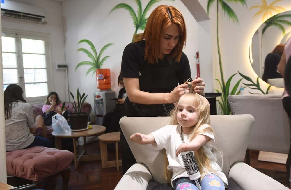 Sol le hace las trensas a Juanita. El año pasado se hizo una campaña solidarios con peluqueros mendocinos para reunir fondos para la pequeña. Foto: José Gutierrez / Los Andes