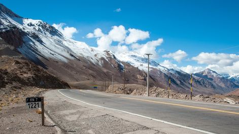 Cartellone y Laugero avanzaron en la licitación nacional para intervenir 329 kilómetros del camino hacia Chile bajo un esquema de concesión con peajes.