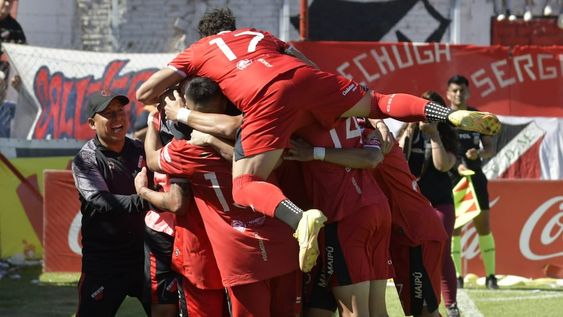 Todo Deportivo Maipú festeja el segundo gol de Rubens Sambueza / Orlando Pelichotti.