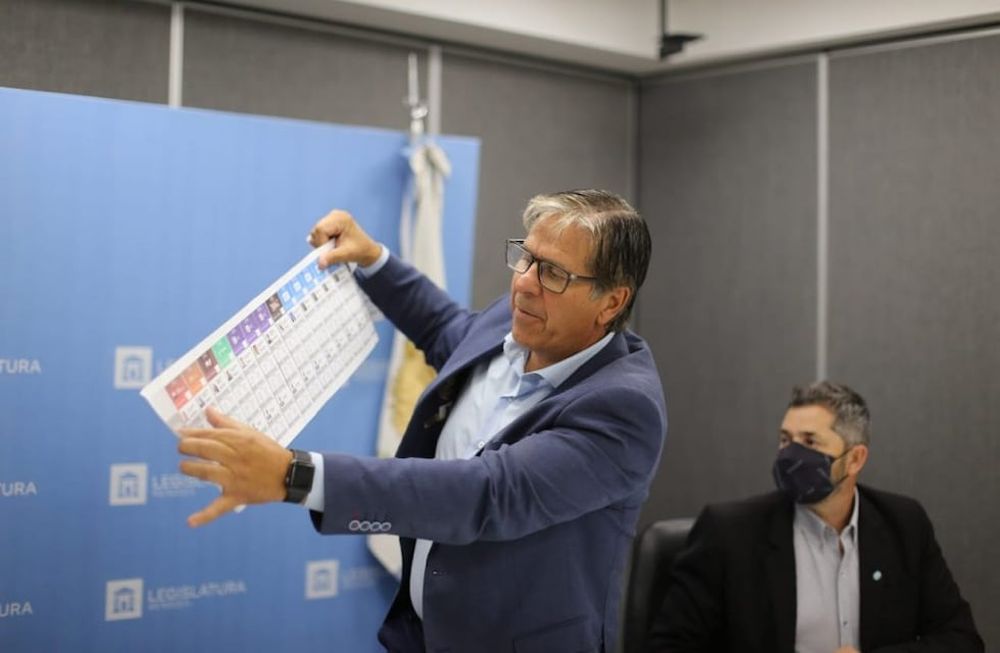 Marcelo Rubio, senador provincial de Cambia Mendoza presenta un modelo de Boleta Única. Imagen de archivo. Gentileza Prensa Legislatura