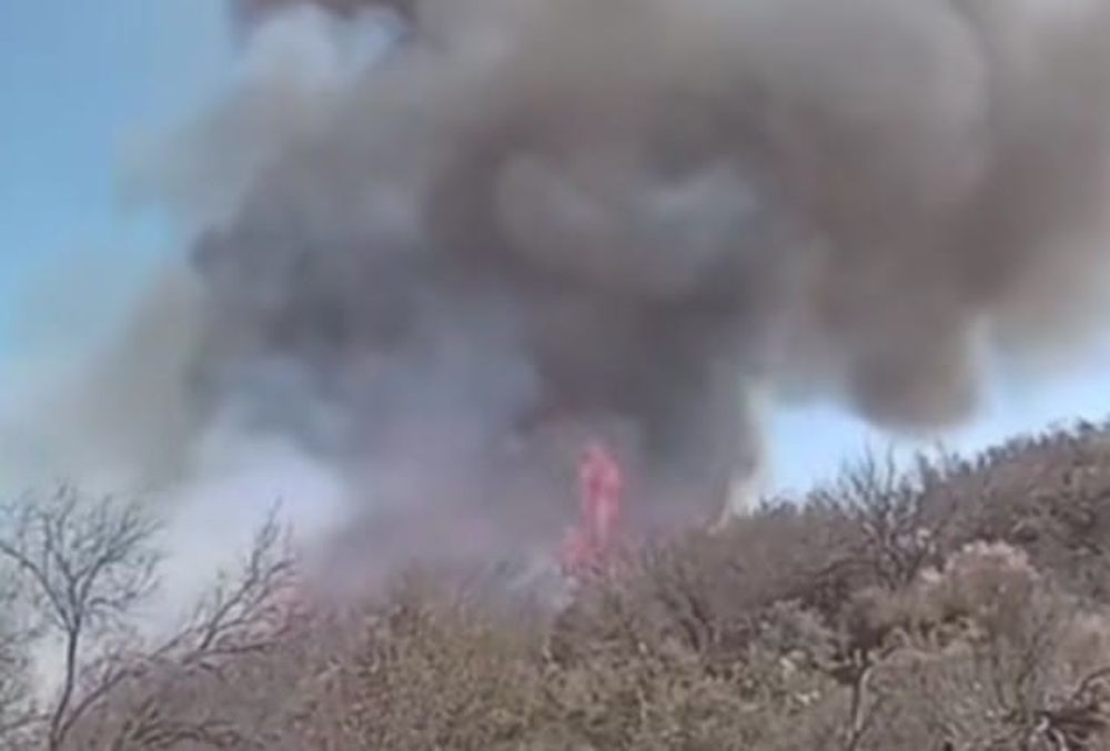 Otra vez se reavivó el incendio forestal en Las Catitas (Gentileza Enzo González)