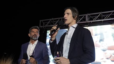 Ulpiano Suarez y el conductor del evento, Iván de Pineda.