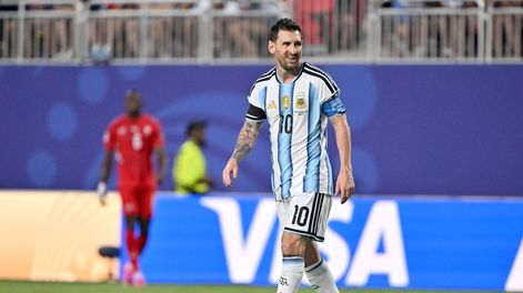 &nbsp;Messi ejecutó el centro y Mac Allister apareció en el primer palo para convertir. Tras el gol, Scaloni abrazó a Walter Samuel, ideólogo de la acción, quien se llevó todos los elogios.
