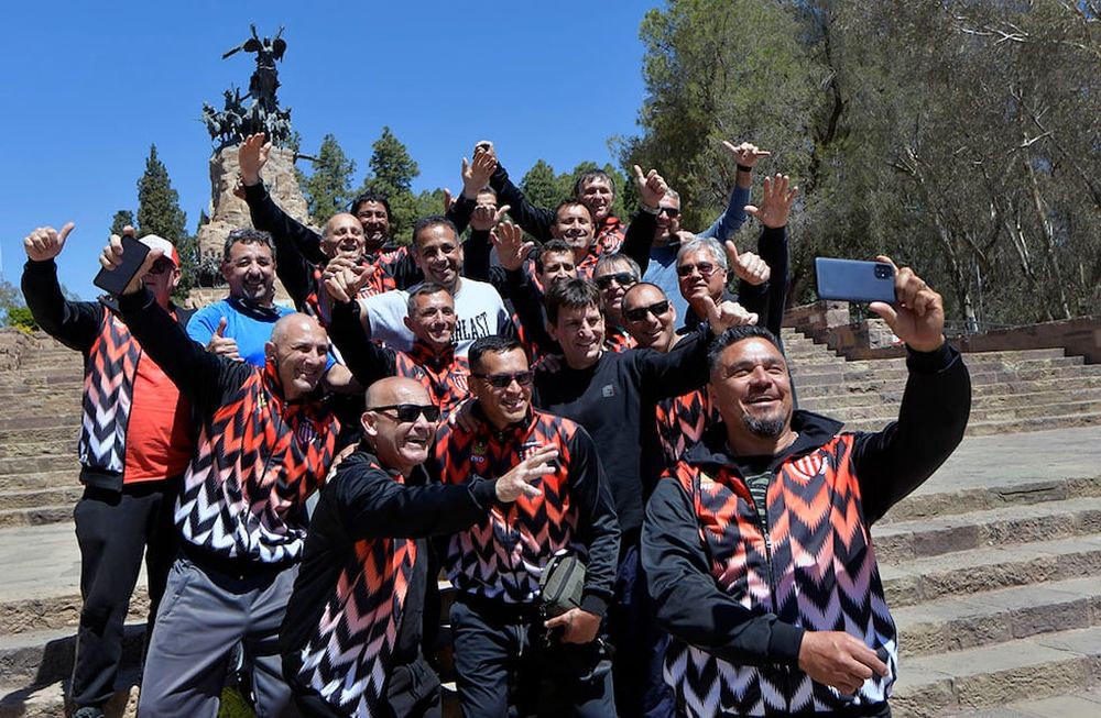 El Grupo Veteranos Unidos de Paraná, visitan por este fin de semana largo Mendoza, en el Cerro de la Gloria / Foto: Orlando Pelichotti
