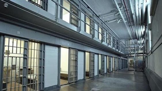 Un criminal fue condenado casi a 200 años de cárcel luego de asesinar a su ex, al novio de la mujer y al propio hijo que el asesino tenía con la chica. Imagen ilustrativa