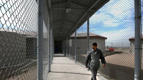 En la Argentina no existe la prisión perpetua, es una ficción semántica. El condenado, pasados los 35 años, puede pedir la libertad condicional. Sería más propio llamarla prisión permanente revisable. / Claudio Gutiérrez