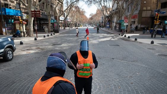 Mendoza 5 de septiembre  de 2020 SociedadEl mes de septiembre comenzó con record de contagios de Covid-19 y el gobierno analiza volver a fase 1. Sabado por la mañana con muy poco movimiento y locales cerrados Foto: Ignacio Blanco / Los Andes